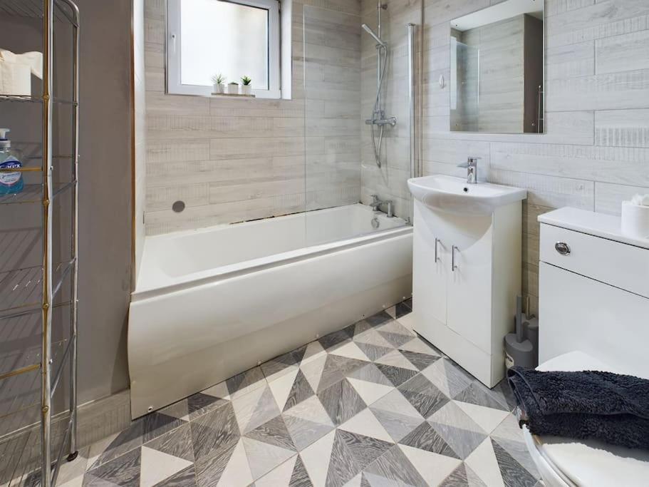 Stunning 2br Apt In City Centre Apartment *
